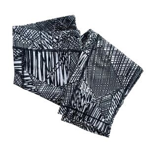 Under Armour Women’s Med Black Gray Geometric Heatgear Compression Capri Legging